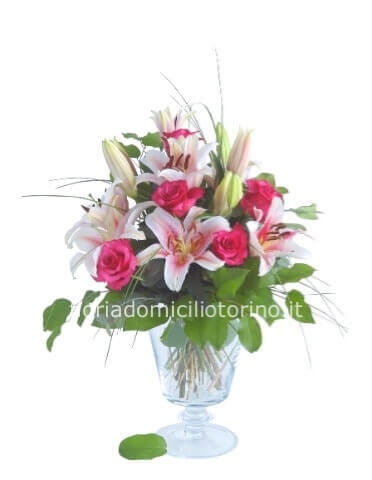 Mazzo di lilium bianchi e rose in colori assortiti