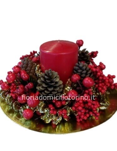 Centrotavola natalizio rosso, con candela, bacche e abete.