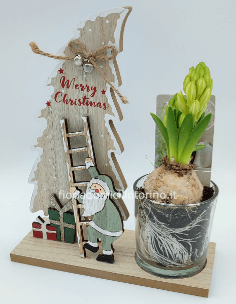 Composizione con albero di Natale in legno e giacinto.