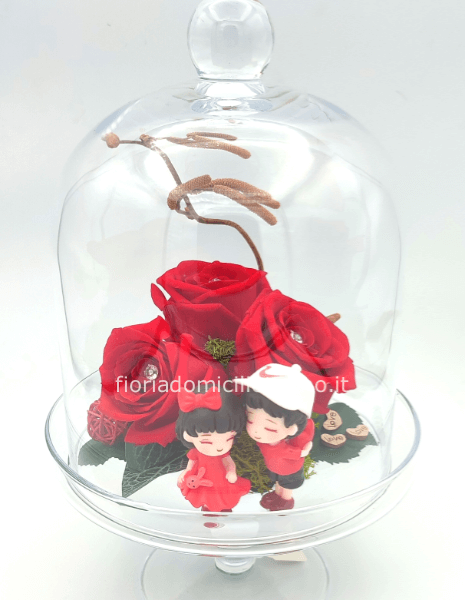 Campana di vetro con 3 rose stabilizzate e coppia di innamorati